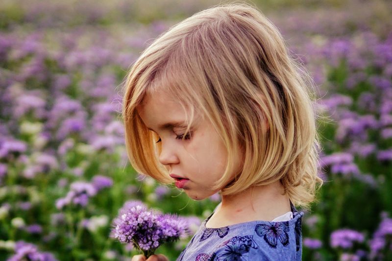 Bambina  con un fiore in mano