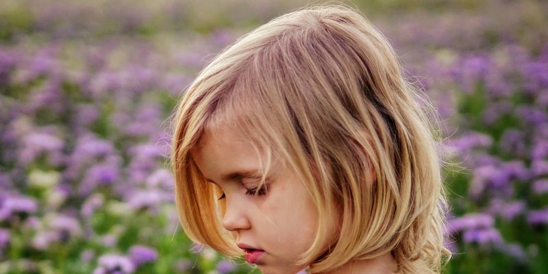 Bambina  con un fiore in mano