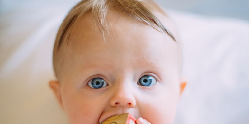 Bambino con cubo in mano