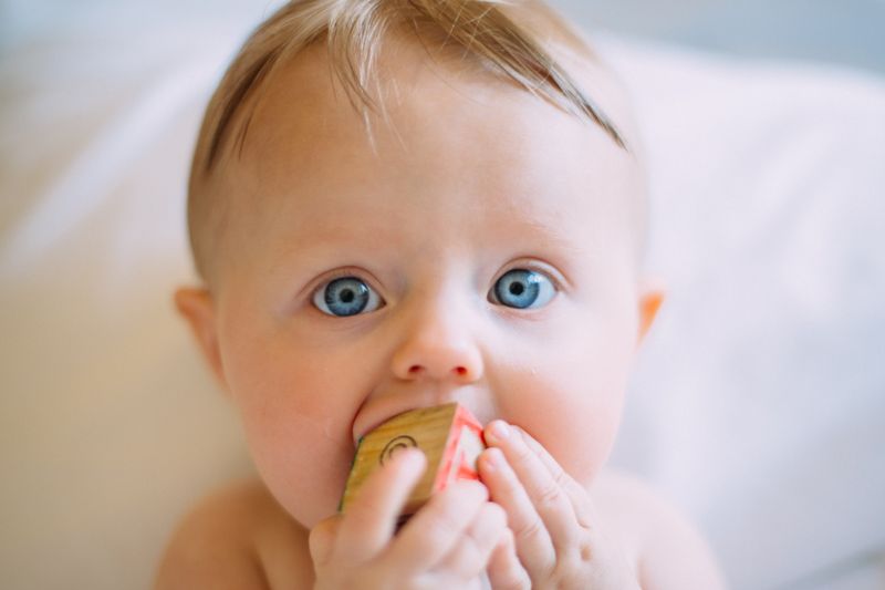 Bambino con cubo in mano