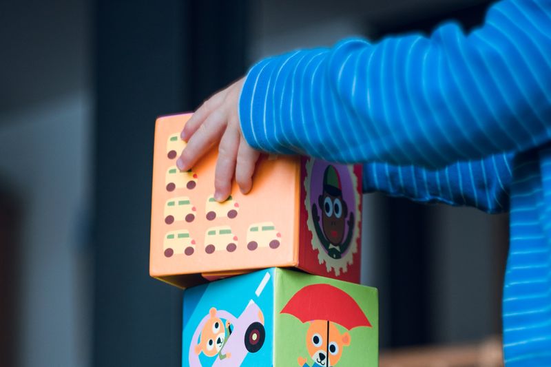 Bambino che costruisce una torre di cubi