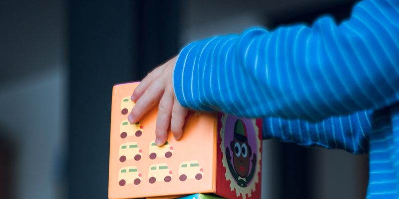 Bambino che costruisce una torre di cubi